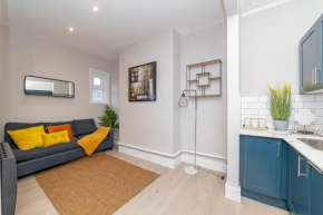 CENTRAL LOCATED TWO BEDROOM FLAT WITH ROOF TERRACE * SLEEP 10 Guests